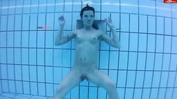 Nackt im Öffentlichen Schwimmbad 1_5 mit HornyRoxy