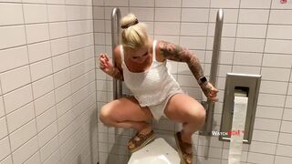 Die Rastplatz Pisserin – geil im Damenklo rumgesaut -P mit SteffiBlond