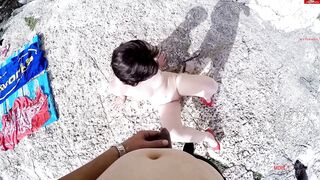 Angepisst am Strand mit Masken-Lady