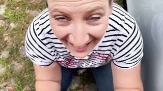 Cumshot direkt neben der Landstrasse mit JuliaandGrey